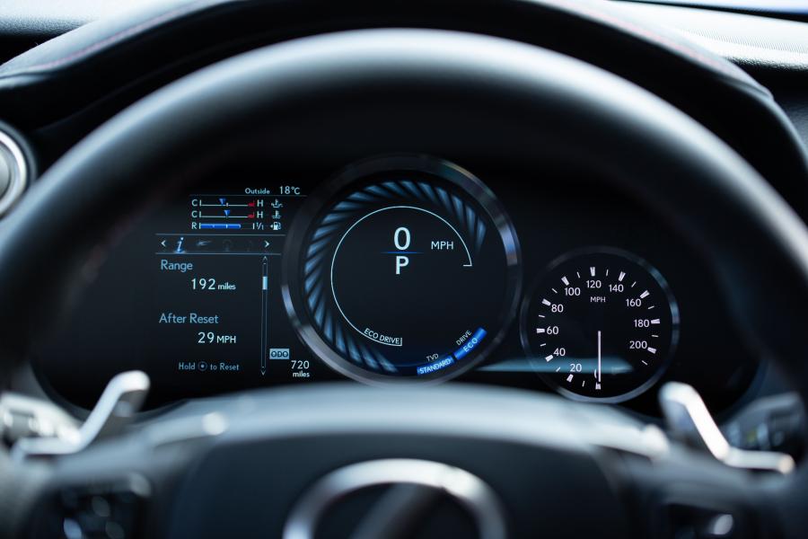 Панель приборов Lexus RC F 2019 года  (UK) (фото 35 из 40)